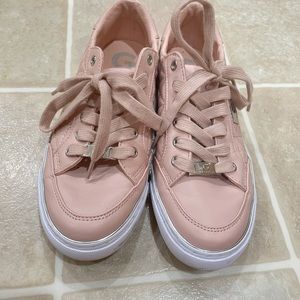 Final ✂️ Women’s Guess shoes